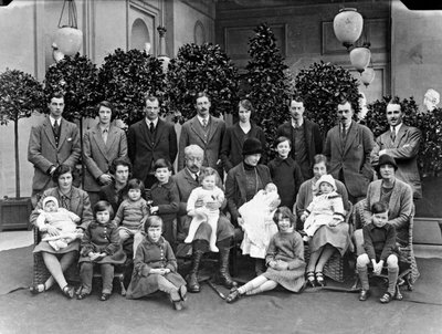 De 9e hertog van Devonshire met zijn kinderen en kleinkinderen in Chatsworth, Kerstmis 1925 door JR Board