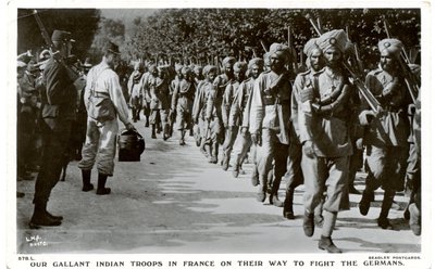 Onze dappere Indiase troepen in Frankrijk op weg om tegen de Duitsers te vechten door J. Beagles and Co. London