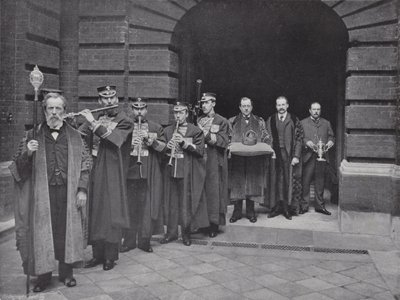 Verkiezingsdag in Girdlers Hall, de Processie van de Kroon door J. Benjamin Stone
