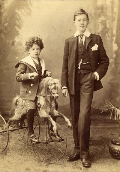 Jonge jongen op zijn paard gemonteerd als een driewieler, zijn oudere broer ernaast, 1880s door J. H. Killick