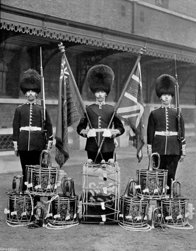 De kleuren en trommels van de 2e Grenadier Guards, 1896 door J. Thomson