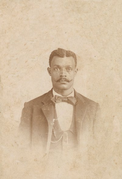 Foto van een man in een pak, vest en stropdas, 1880s - 1900 door J. W. Taylor