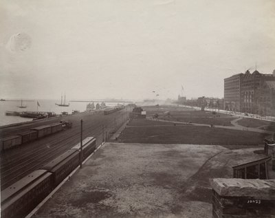 Uitzicht naar het zuiden van Michigan Avenue vanaf de westkant van de Illinois Central Railroad-sporen, Chicago, ca. 1890 door J. W. Taylor