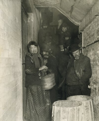 Wachten om binnen te komen bij het Mulberry Street Station door Jacob August Riis
