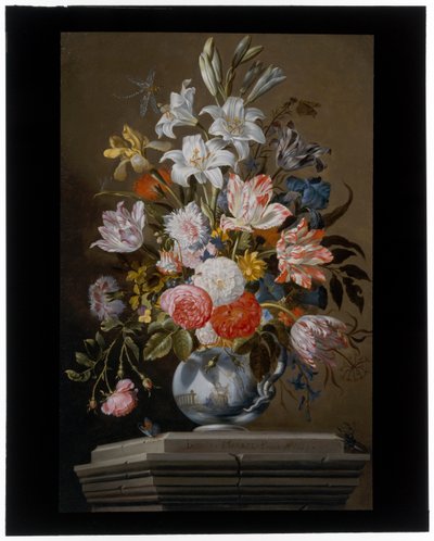 Stilleven met tulpen, anjers en andere bloemen in een porseleinen vaas op een voetstuk door Jacob Marrel