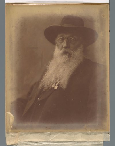 Portret van een man met baard en hoed en een sigaar in de mond door Jacob Merkelbach