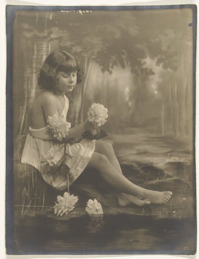 Portret van meisje op blote voeten met bos bloemen in de hand door Jacob Merkelbach