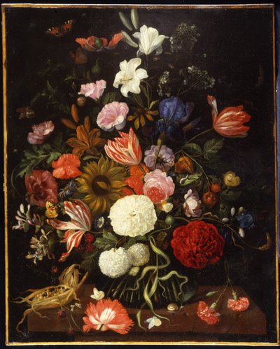 Klaprozen, tulpen, rozen, anjers, sneeuwbal, lelies, iris, een zonnebloem en andere bloemen in een glazen vaas met een maïskolf op een richel door Jacob Rootius