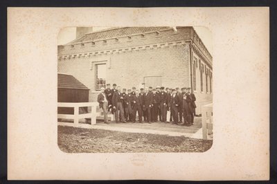 Groepsfoto van de werklieden, 1867-1869 door Jacobus van Gorkom jr.