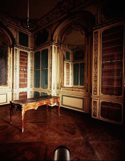 De bibliotheek van Lodewijk XV met wit en goud paneelwerk door Jacques Verberckt, ca. 1730s door Jacques Ange Gabriel