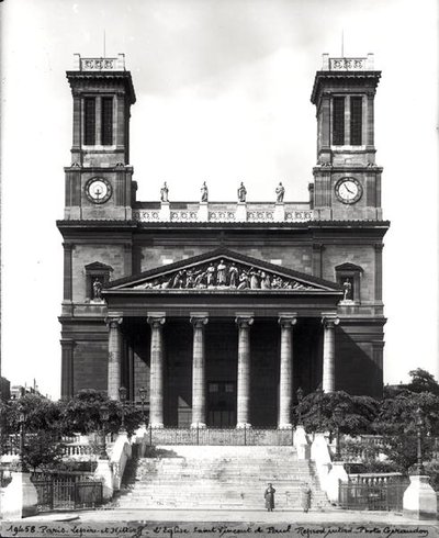 Gevel van de Kerk van St. Vincent de Paul, gebouwd 1824-44 door Jacques Ignace Hittorff