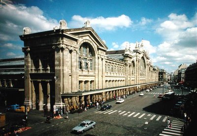 Uitzicht op de gevel van het Gare du Nord, gebouwd in 1861-63 door Jacques Ignace Hittorff