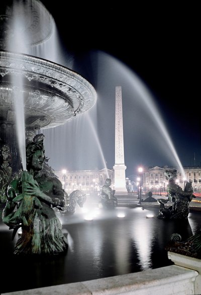 Uitzicht op de fontein gemaakt door Jacques Ignace Hittorff en de obelisk van Place de la Concorde in Parijs door Jacques Ignace Hittorff