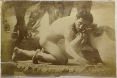 Studie van een mannelijk naaktmodel, liggend op de grond en worstelend met ledenpop, mogelijk voorstudie voor het schilderij De worstelaars door Jacques Lalaing (attributed to)