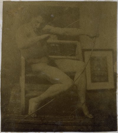 Studie van een mannelijk naaktmodel, zittend op een trapje, van voren gezien met touw en boog op schoot door Jacques Lalaing (attributed to)