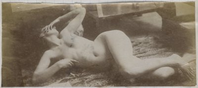 Studie van een vrouwelijk naaktmodel, liggend op een tijgervel, in het atelier van Jacques de Lalaing door Jacques Lalaing (attributed to)