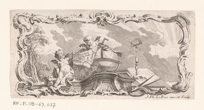 Vignet met twee putti met landkaart, globe en meetinstrumenten door Jacques Philippe Le Bas