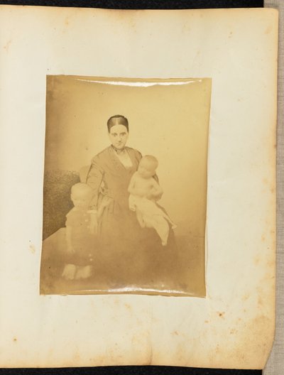 [Portret van vrouw en kinderen]. door Jakob Höflinger