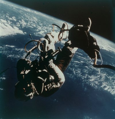Astronaut Edward White voert de eerste Amerikaanse ruimtewandeling uit, 3 juni 1965 door James A McDivitt