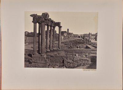 Algemeen uitzicht op het Forum Romanum vanaf het Capitool, met op de voorgrond de acht zuilen van de Tempel van Saturnus en op de achtergrond het Colosseum door James Anderson