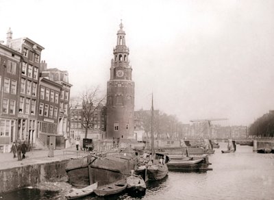 Aken op het kanaal voor de Montelbaanstoren, Amsterdam door James Batkin
