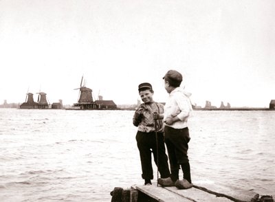 Jongens bij een kanaal, Laandam, Nederland, 1898 door James Batkin