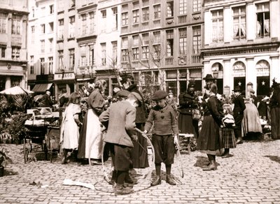 Jongens met hoepels op een markt, Rotterdam, 1898 door James Batkin