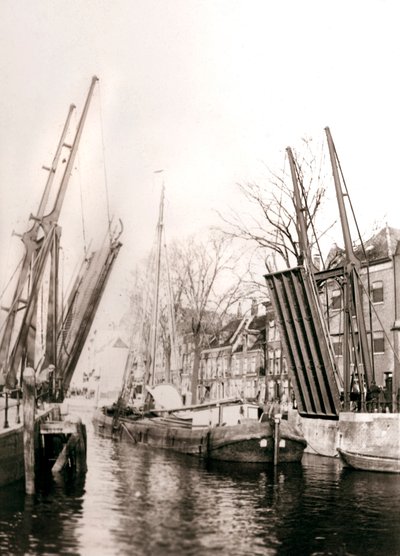 Kanaalbrug en boten, Dordrecht, Nederland, 1898 door James Batkin