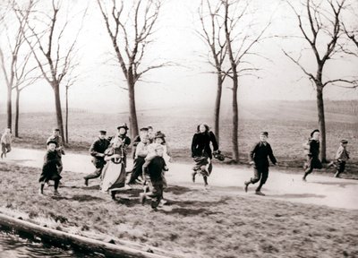 Kinderen rennen langs een kanaal, Monnickendam, Nederland, 1898 door James Batkin