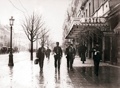 Wachters op straat, Brussel, 1898 door James Batkin