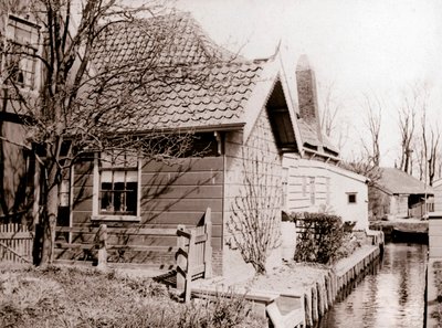 Huis aan een kanaaloever, Broek, Nederland, 1898 door James Batkin