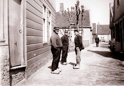 Mannen in traditionele kleding, Broek, Nederland door James Batkin