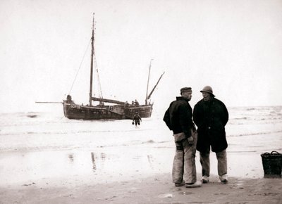 Mannen aan de kust, Scheveningen, Nederland, 1898 door James Batkin