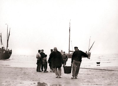 Mannen aan de kust, Scheveningen, Nederland door James Batkin