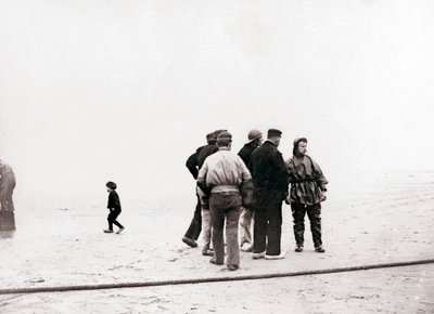 Mannen aan de kust, Scheveningen, Nederland, 1898 door James Batkin