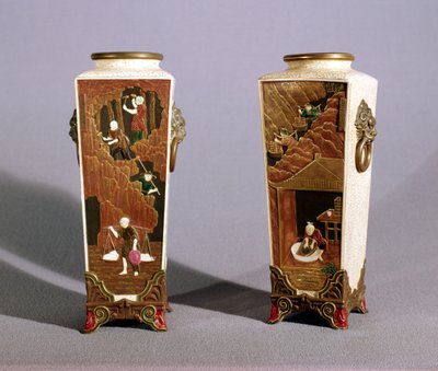 Paar vazen in Japanse stijl met Japanse kobalt- en kleimijnbouw, Worcester door James Hadley