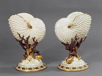Paar Worcester vazen in de vorm van Nautilusschelpen, 1880 door James Hadley