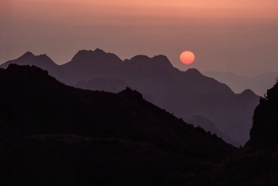 Een briljante karmozijnrode, oranje zonsondergang boven de Yan Shan-bergketen. Shanhaiguan-pas door James L Stanfield