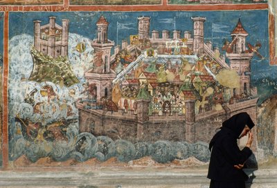 Een fresco toont de dag dat Constantinopel viel voor de Ottomanen. Bucovina, Roemenië. door James L Stanfield