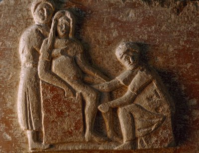 Een reliëf uit het graf van een Romeinse man en vrouw toont een vrouw die bevalt. Museo Archeologico Nazionale, Napels, Italië. door James L Stanfield