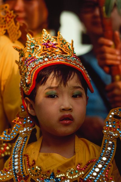 Een jonge aanbidder op het Tabaung-festival. Shwe Dagon Pagoda, Rangoon, Birma door James L Stanfield