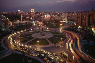 Auto, stadslichten verlichten Plaza Baquedano. Santiago, Chili door James L Stanfield