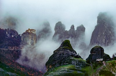 Veertiende-eeuwse kloosters, rotsformaties gehuld in mist. Meteora Monaster... door James L Stanfield