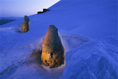 Grafmonumenten van Nemrut Dagi bedekt met sneeuw. Nemrut Dagi, Berg Nemrut, Turkije door James L Stanfield