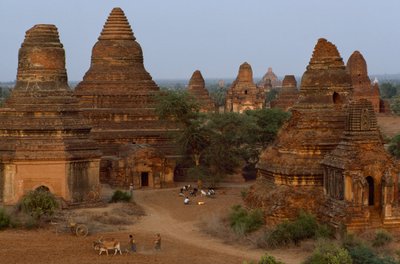 Man Aung-pagodes met boeren, Myanmar door James L Stanfield