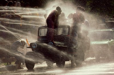 Mensen worden besproeid tijdens het Waterfestival tijdens het boeddhistische nieuwjaar. Mandalay, Birma door James L Stanfield