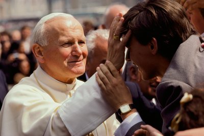 Paus Johannes Paulus II zegent een jonge man. Sint-Pietersplein, Vaticaanstad door James L Stanfield