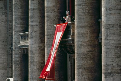Paus Johannes Paulus II houdt zijn paasboodschap in 56 talen vanaf het centrale balkon door James L Stanfield