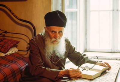 Portret van een oosters-orthodoxe priester, lezend. Rila-klooster, Rila, Bulgarije door James L Stanfield