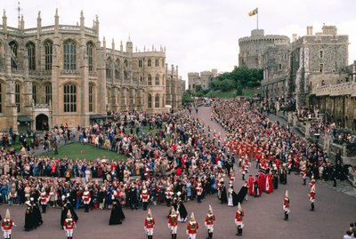 Koningin Elizabeth, Prins Philip presideren in St. George